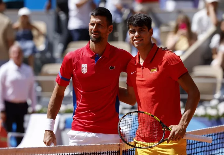 Novak Djokovic (izq.) y Carlos Alcaraz.