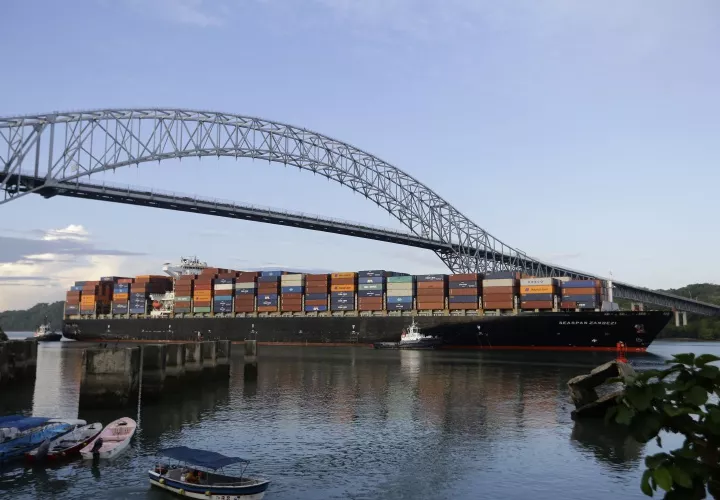 Un buque portacontenedores durante su tránsito por el Canal.