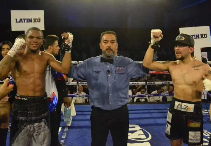 El panameño Jaime Arboleda (izq.) y el mexicano Rosario Sánchez Terrones al decretarse el empate. 