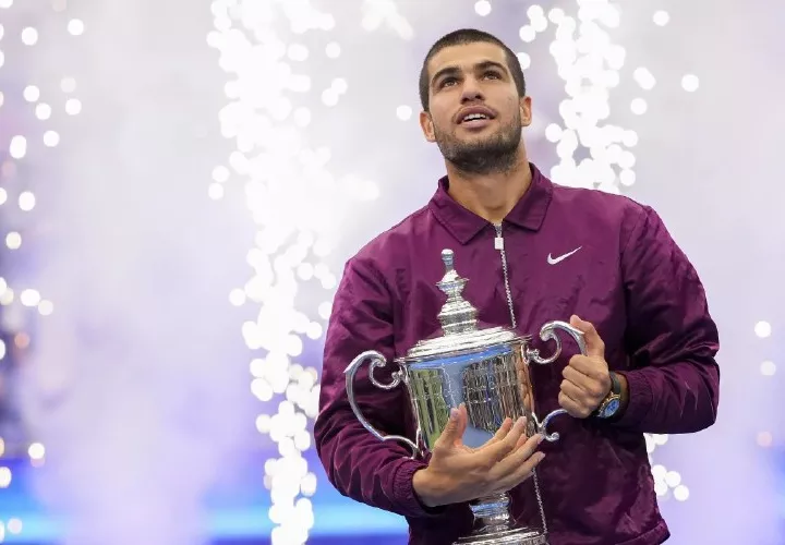 Carlos Alcaraz con el trofeo de campeón.