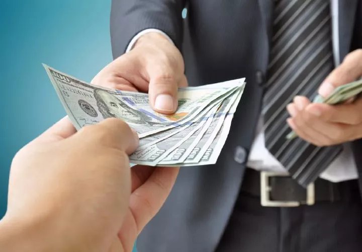 Cada panameño debe $17 mil en promedio.