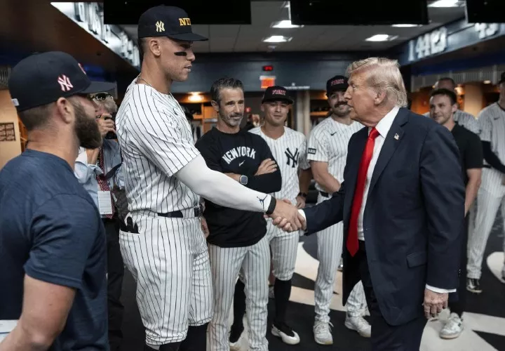 Donald Trump saluda a Aaron Judge.