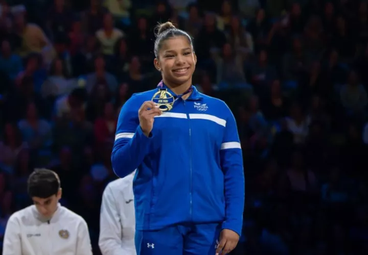 Karla Navas en la ceremonia de premiación de la Copa Mundial realizada en París, Francia y en donde ganó la medalla de bronce del Salto.