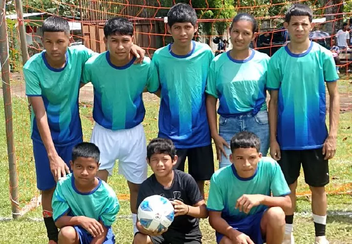 Equipo de La Valdeza, campeón de Triangular Sub-17 de Fútbol.