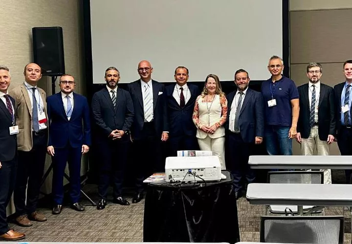 La doctora Ingrid Perscky (c).