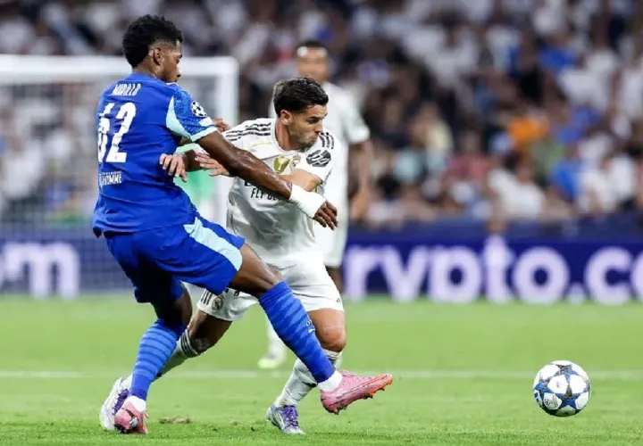 Michael Murillo (i) en acción durante el juego. 