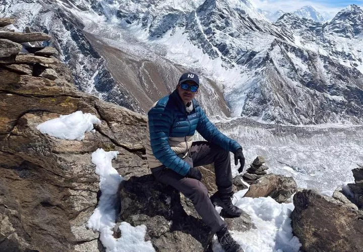 Eduardo Hernández en la caminata al campamento base del Everest en Nepal.