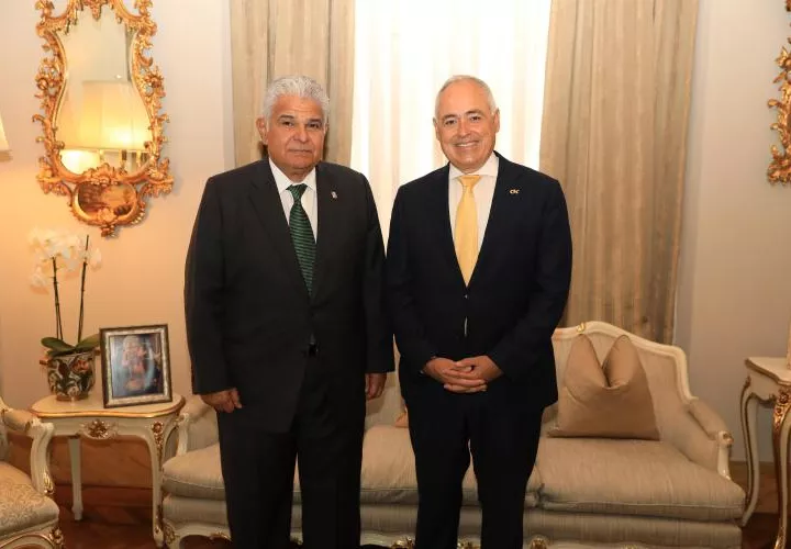 José Raúl Mulino junto al presidente del Georgia Institute of Technology (Georgia Tech), Ángel Cabrera.