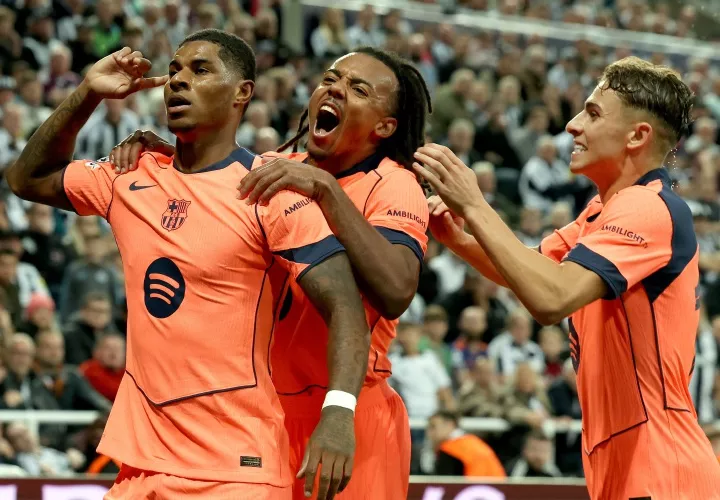 Marcus Rashford (L) celebra un gol durante el primer partido de la fase liga de la UEFA Champions League frente al Newcastle.
