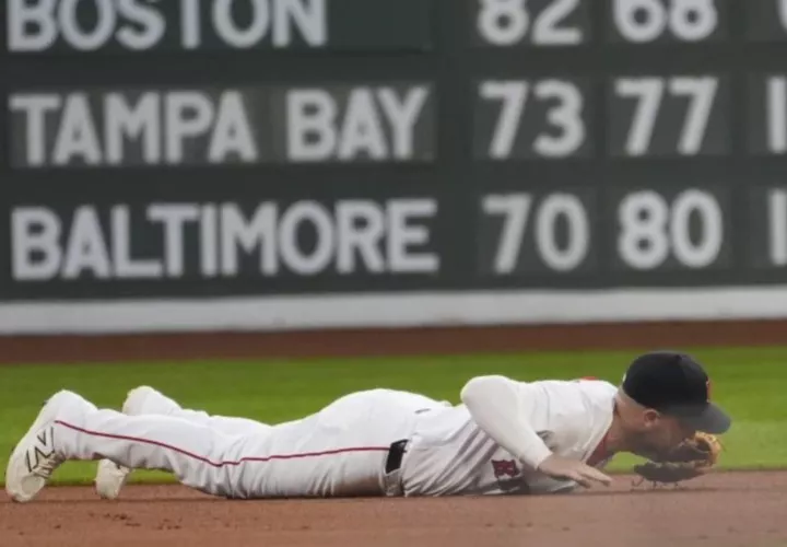 Alex Bregman no pudo capturar una roleta.