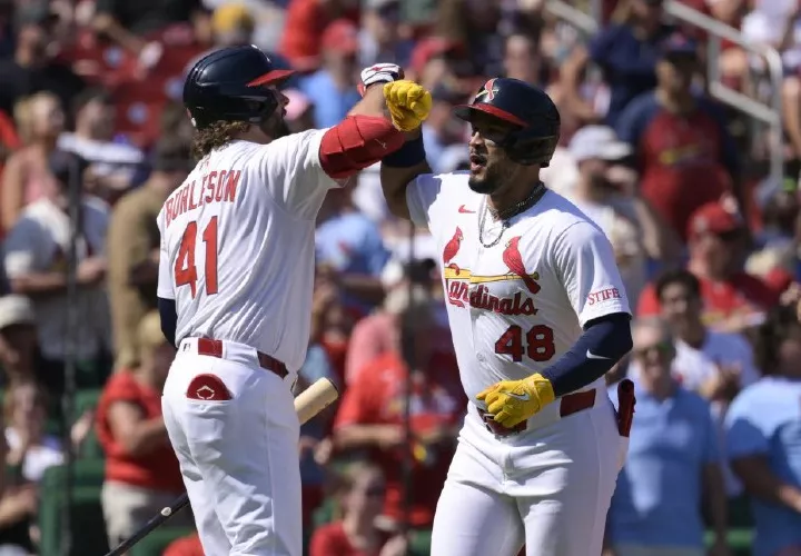 Iván Herrera (der.) es felicitado luego de su jonrón.