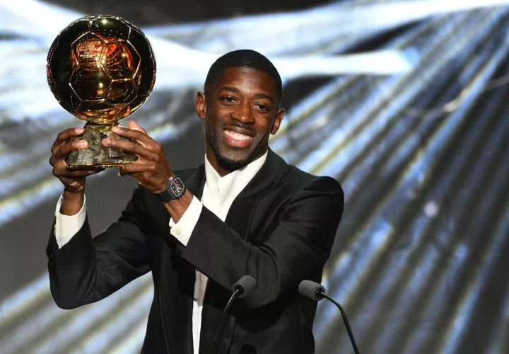 El delantero francés Ousmane Dembélé sostiene el trofeo del Balón de Oro 2025, premio que fue revelado en el día de ayer.