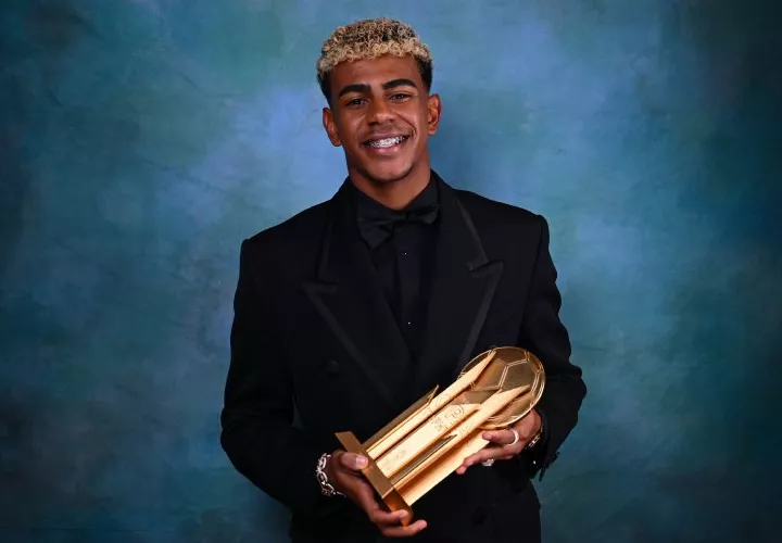 Lamine Yamal con el trofeo del premio Kopa.