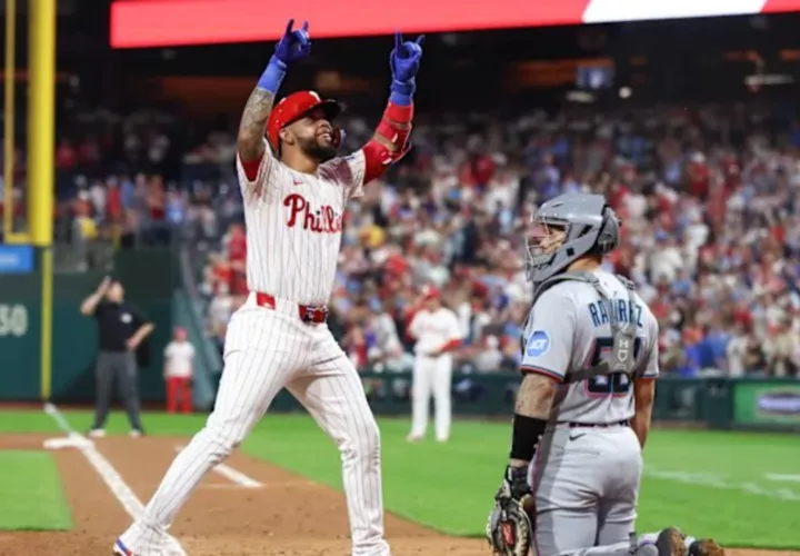 El panameño Edmundo Sosa al cruzar el plato luego de conectar uno de los tres jonrones en el partido en el que los Filis de Filadefia venció 11-1 a los Marlins de Miami.