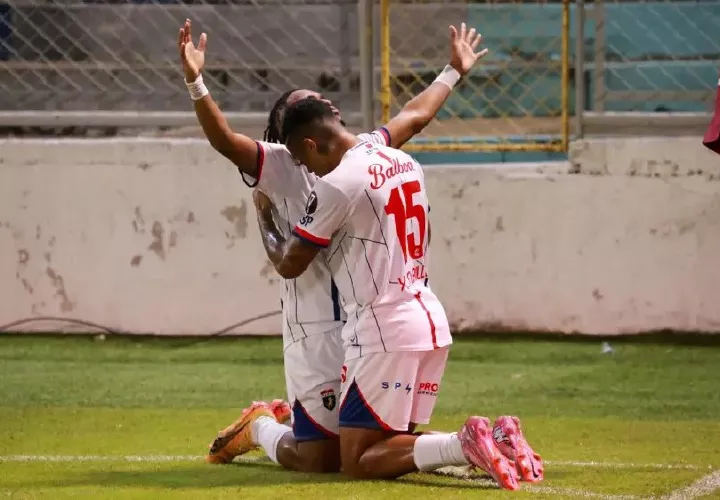 Ovidio López celebra su gol.