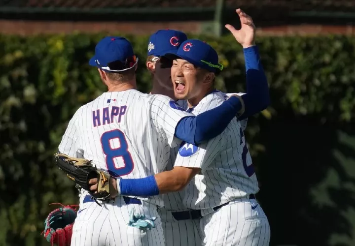 Jugadores de los Cachorros celebran.