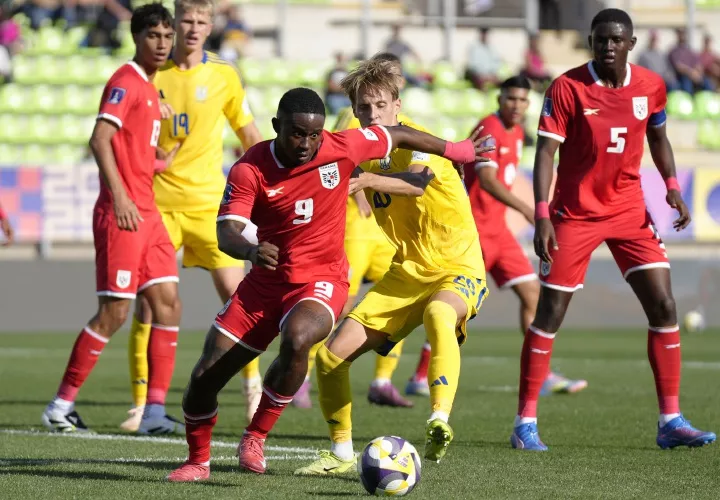 Gustavo Herrera (9) conduce el balón durante el encuentro en que Panamá enfrentó a Ucrania correspondiente al grupo B del Mundial Sub-20 de Fútbol que se disputa en Chile.