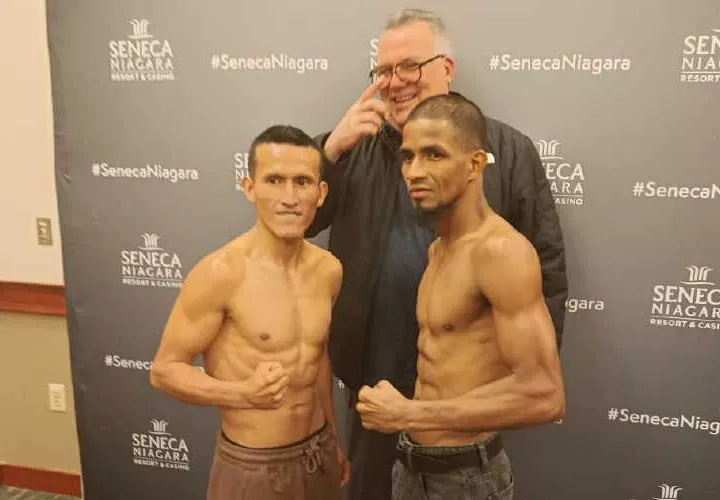 Azael ‘Candelilla’ Villar (der.) y Ricardo Astuvilca en el pesaje oficial.