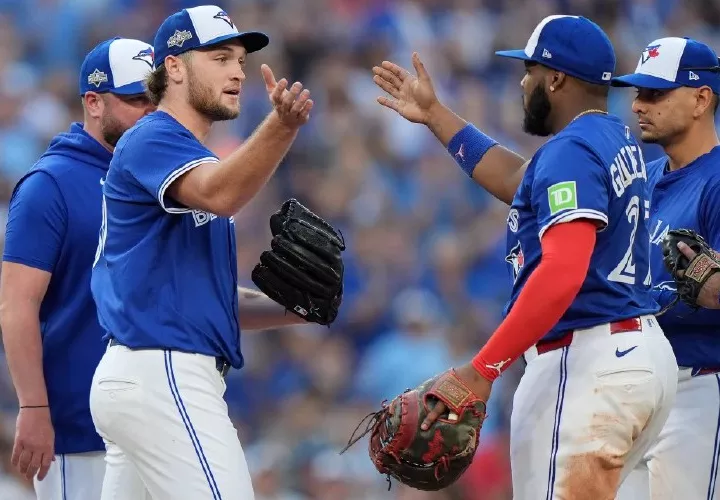 Trey Yesavage (izq.).