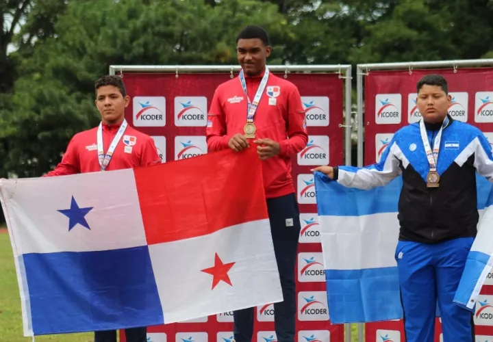 Algunos de los ganadores de medalla de oro en el atletismo y el taekwondo de los Juegos del Codicader.