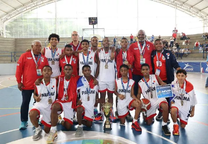 Equipo del colegio Abel Bravo, de Colón.