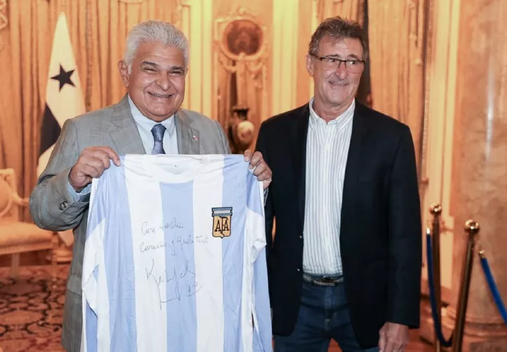 José Raúl Mulino (i) y Mario Kempes.