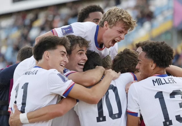 Jugadores de Estados Unidos celebran.