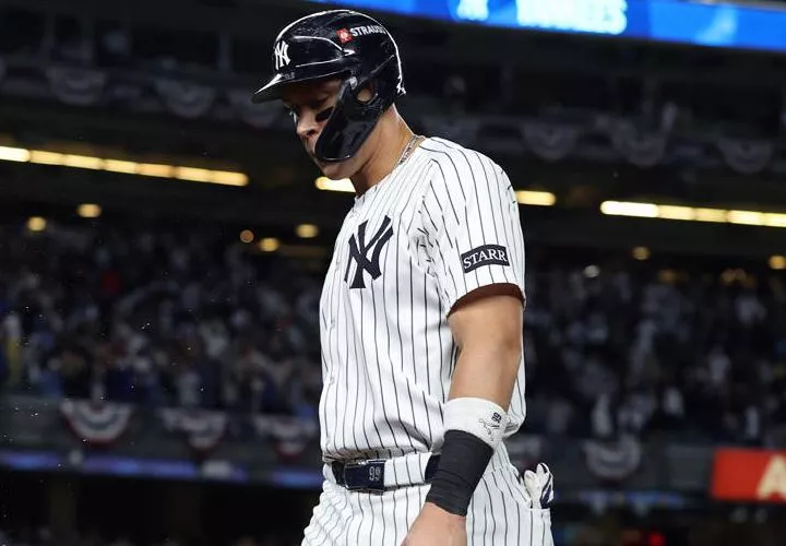 Aaaron Judge sale del terreno, mientras los jugadores de Toronto celebran.