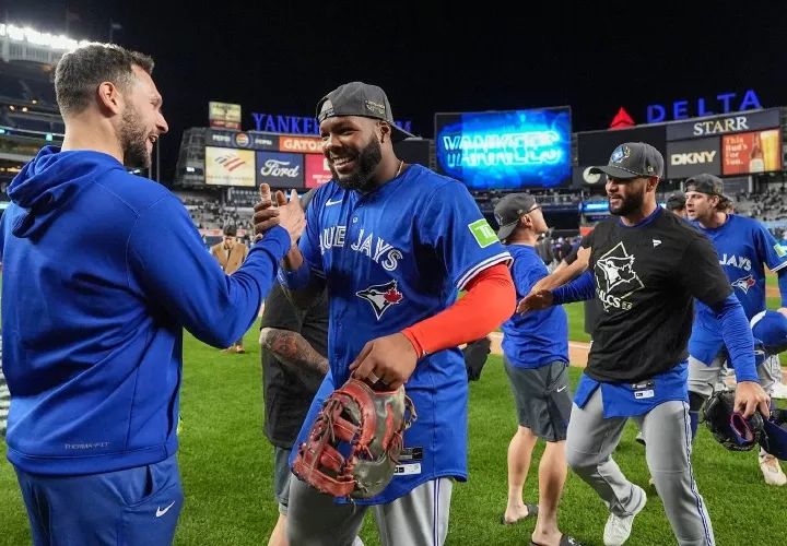 Vladimir Guerrero Jr. celebra con sus compañeros la clasificación.