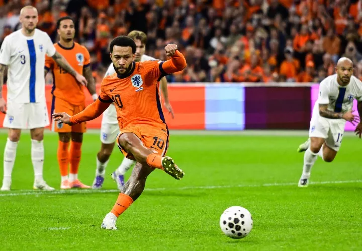 El delantero del Países Bajos Memphis Depay logra el 3-0.