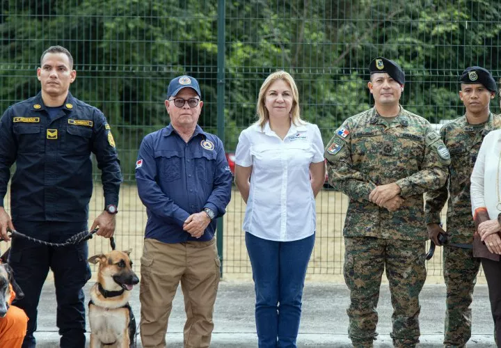 La ministra Dinoska Montalvo (c)