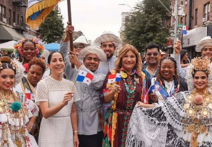 La primera dama, Maricel Cohen de Mulino, abrió el desfile.