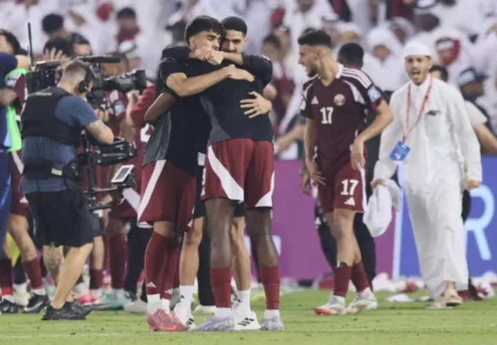 jugadores de Qatar celebran.