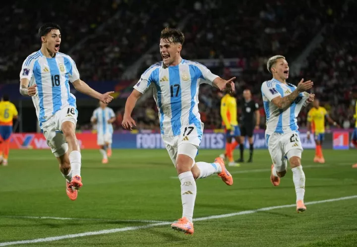 Jugadores de Argentina celebran pase.