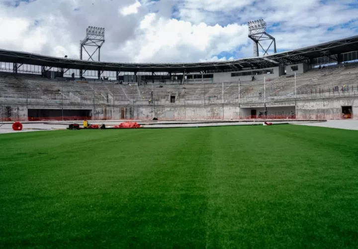 Vistas de la colovación de la grama sintética al Estadio Mariano Bula.