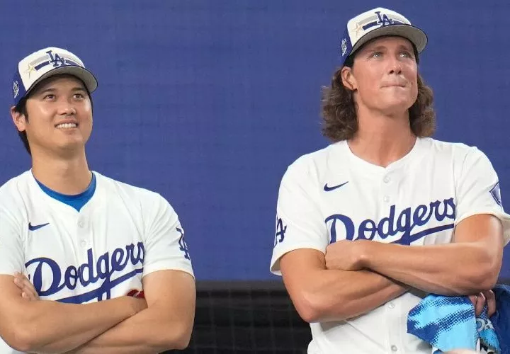 Shohei Ohtani (izq.) y Tyler Glasnow, lanzadores de los Dodgers.