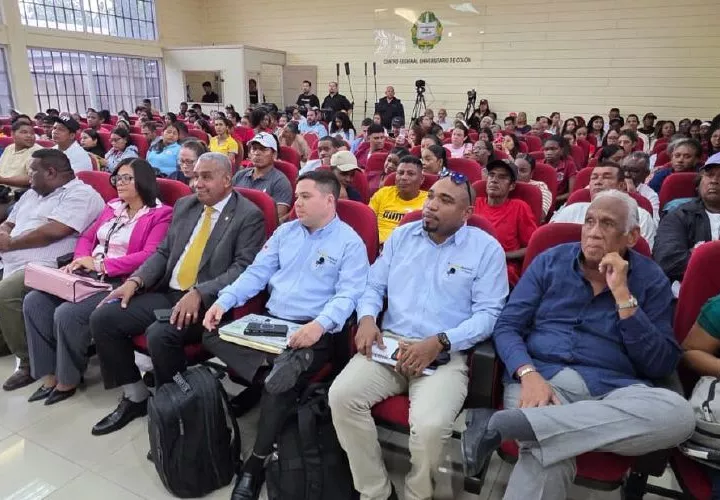 El Centro Regional Universitario de la UP en Colón recibió el foro minero.