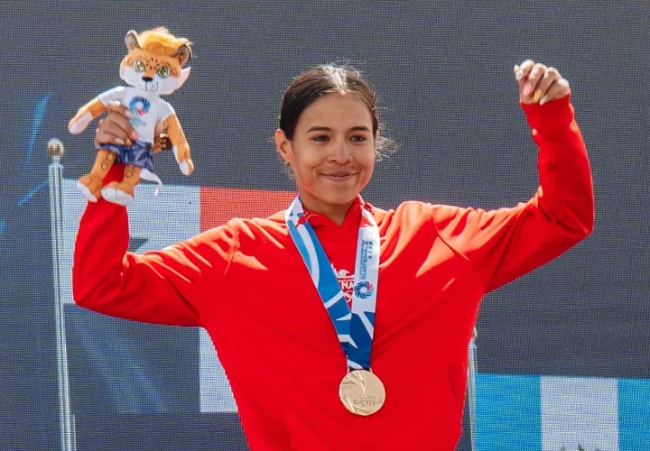 Wendy Ducreux con la medalla de oro conquistada ayer en el ciclismo de ruta femenino de los Juegos Deportivos Centroamericanos.