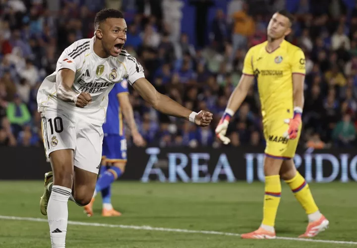 El francés Kylian Mbappé, del Real Madrid, celebra su gol anotado ante el Getafe y que fue decisivo en el triunfo de su equipo 1-0 en la Liga Española.