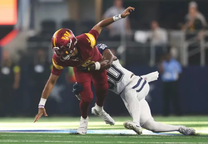 Jayden Daniels (izq.).