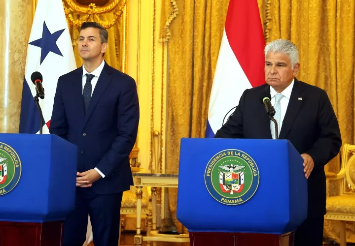 Santiago Peña (i) y José Raúl Mulino.