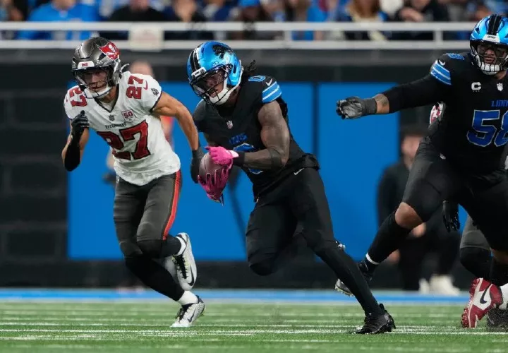 Jahmyr Gibbs (der.) logró 218 yardas.