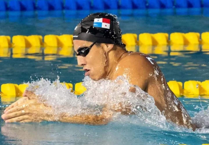 Los nadadores panameños Tyler Christianson (arriba) y Raúl Antadillas durante la final de los 200 metros pecho de la natación de los Juegos Centroamericanos.