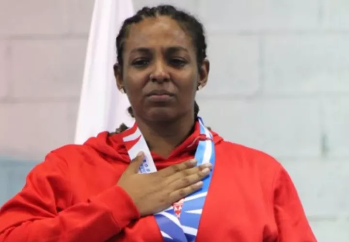 Chaneth Simmonds (c) ganó medalla de oro en la categoría de los 75 kilos, estilo grecorromano.