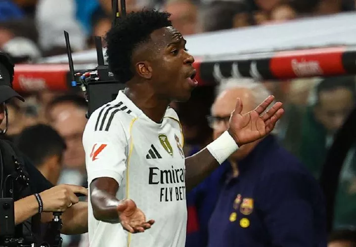 Vinicius sale molesto al ser reemplazado.