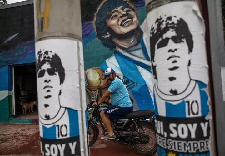 Un mural con la imagen de Diego Maradona.