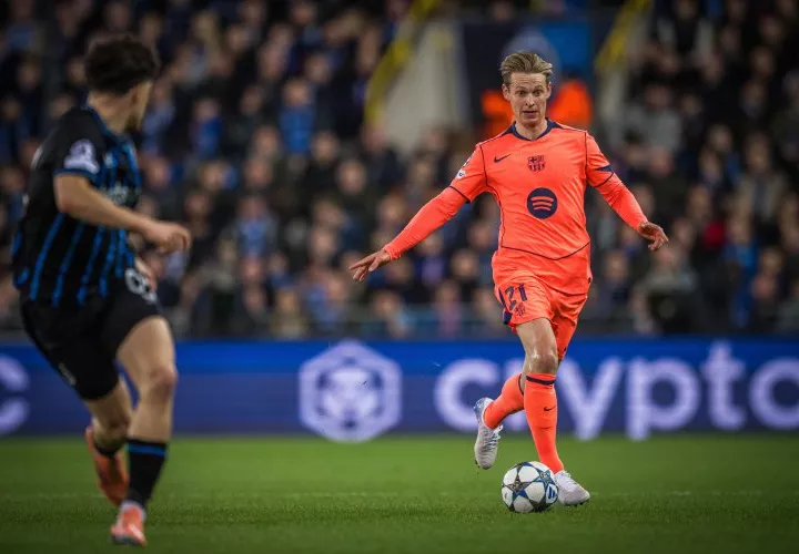 Frenkie de Jong (der.), del Barcelona FC, en acción durante el juego de ayer ante el Brujas.
