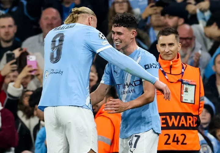 Erling Haaland (i) celebra su gol. 