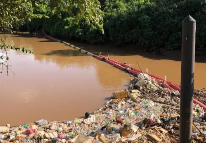 Barreras flotantes en Juan Díaz y Río Abajo.