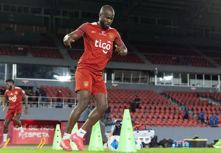 El delantero Cecilio Waterman durante el entrenamiento de ayer lunes en el Estadio Nacional Rommel Fernández.